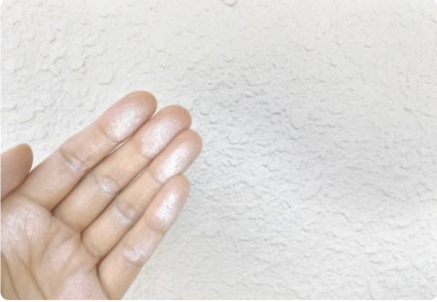 【外壁を触ると白い粉が出る理由】