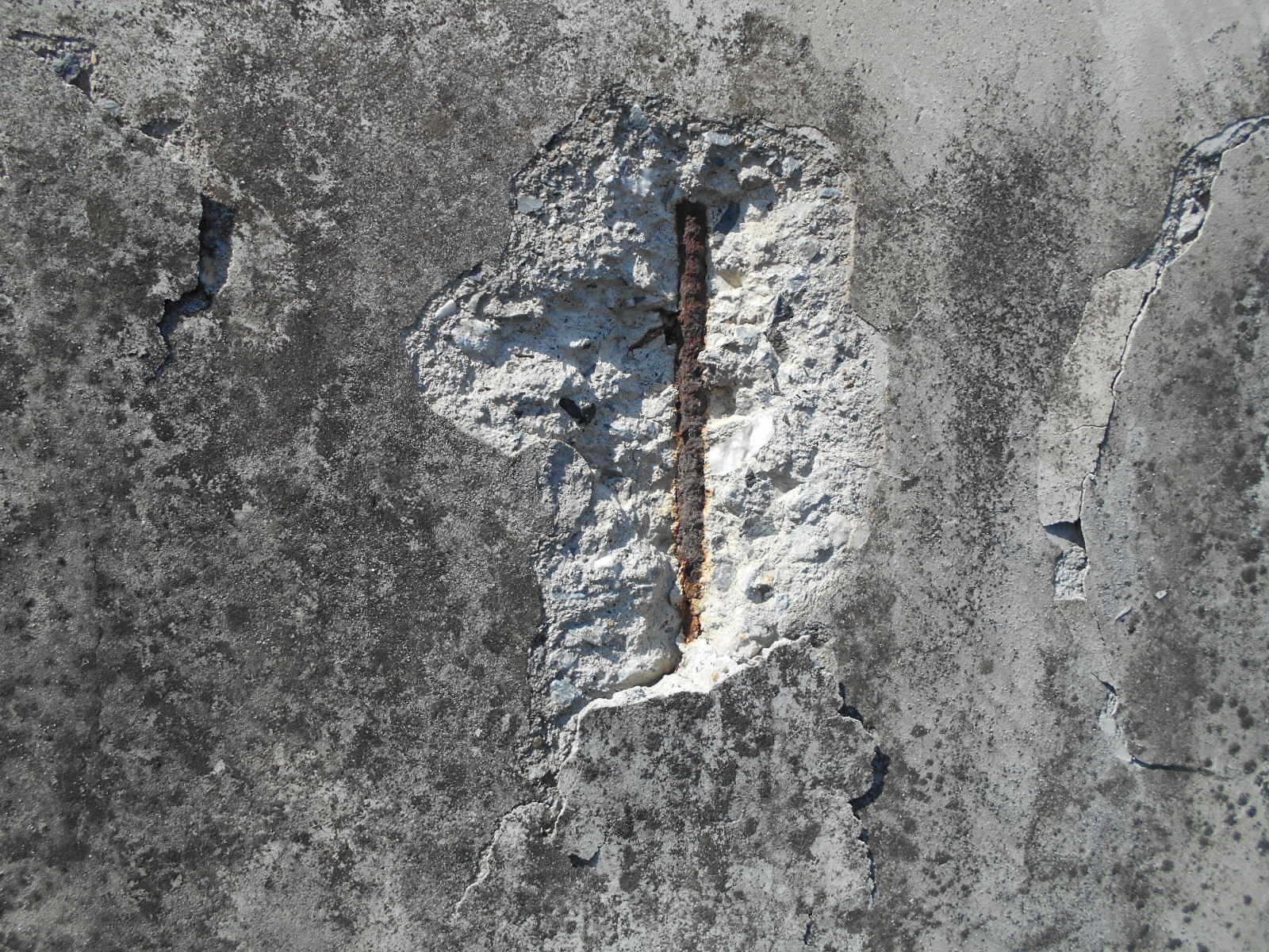 爆裂補修は鉄筋処理がポイント