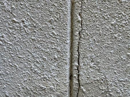 外壁の割れは放置 NG